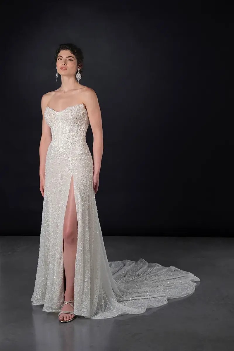 The Rise of the Slit: Elegant Gowns with a Touch of Edge Image